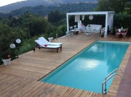 piscina privata con bordo sfioratore in legno